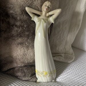 Royal Doulton Elegant Cream and Yellow Sculpture